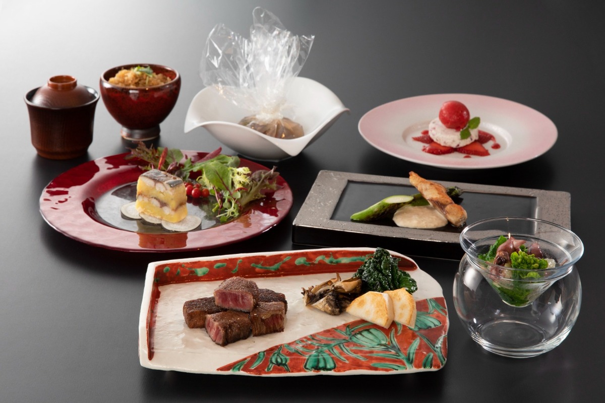 ステーキ、前菜、デザートが並ぶコース料理