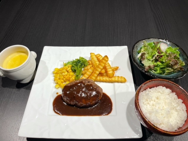 お子様ハンバーグ。ハンバーグにポテトとコーン、ご飯とサラダ、コーンスープ