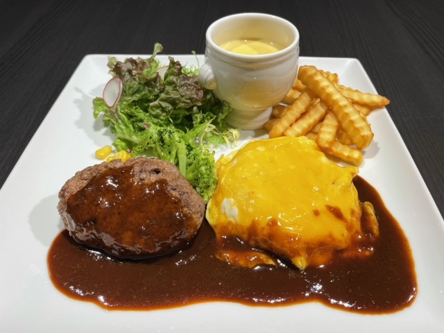 お子様プレート。ハンバーグとオムライス、ポテトとサラダ