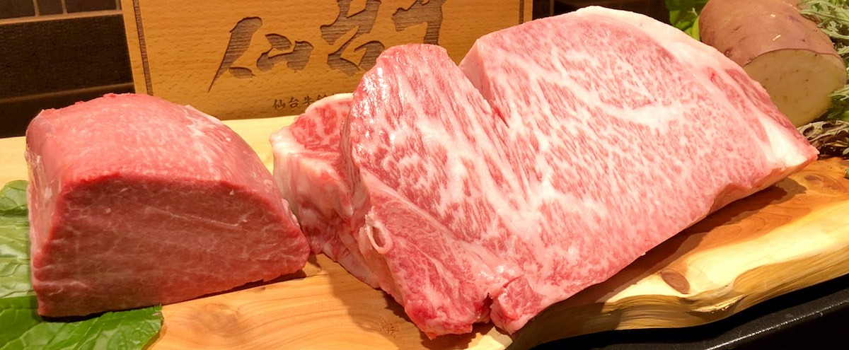 仙台牛のブロック肉と仙台牛の銘板